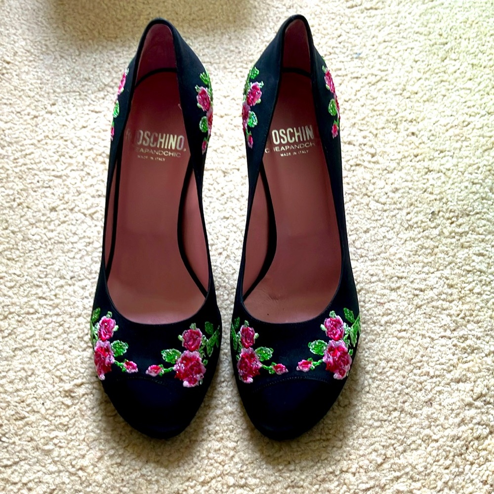 NWT MOSCHINO black fabric peep toe heels w floral beading. Floral delight 7.